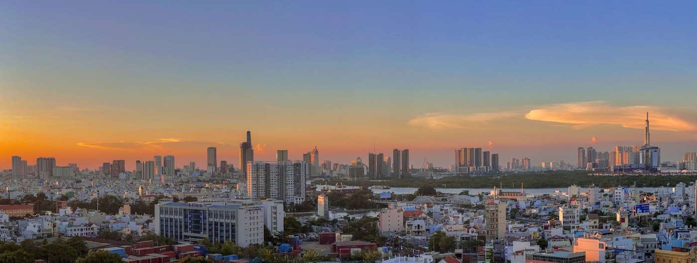 発展するベトナム・ホーチミン市街のパノラマ(夕景)